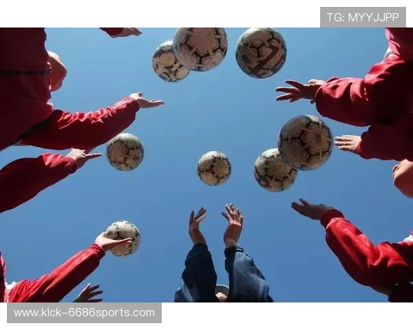 从草根到顶尖球场足球梦逐步实现成为全球球星的传奇之路
